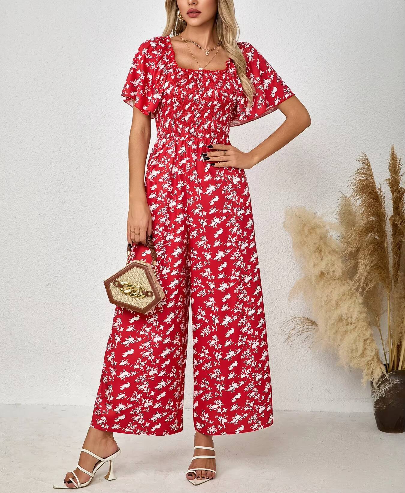 Romper Floral Print - จั๊มสูทสีแดงสำหรับผู้หญิง พิมพ์ลายดอกไม้ คอเหลี่ยม แขนระบาย เอวสม็อค ขากว้าง