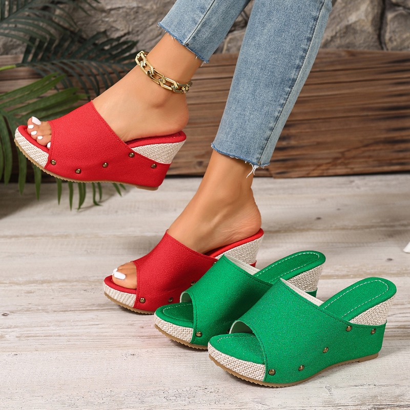 Wedge Espadrille Women - รองเท้าแตะส้นเตารีดแบบสวมสำหรับผู้หญิง รุ่นใหม่ประจำฤดูร้อนปี 2026 ตกแต่งด้วยหมุดโลหะ เหมาะสำหรับใส่ไปเที่ยวชายหาด สวมใส่สบายๆ