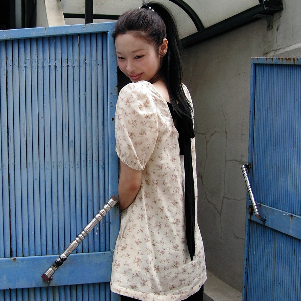 Romper Floral Print - เสื้อเชิ้ตแขนพองลายดอกไม้สไตล์ญี่ปุ่นย้อนยุค พร้อมโบว์ผูกด้านหลัง เสื้อทรงตุ๊กตา ทรงหลวม แขนสั้น เสื้อลำลองสำหรับผู้หญิง